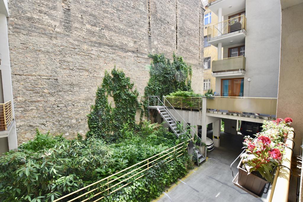 Central Studio Boulevard Budapesta Exterior foto